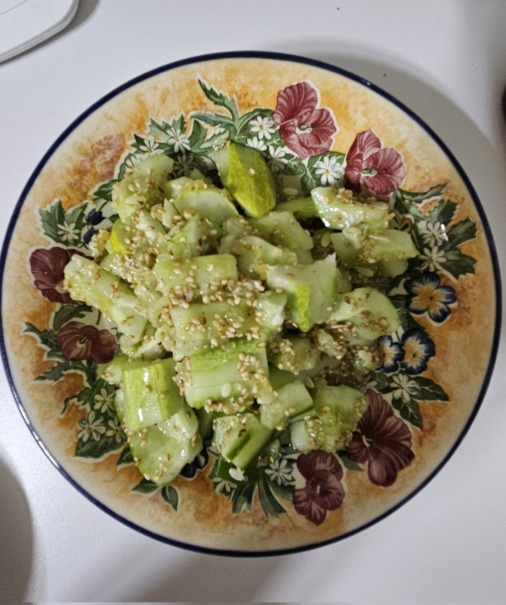Park_J_'s tweet photo. 오이탕탕이, 뭐 별맛일까 싶었는데 아주 새콤달콤 아삭한 여름 맛이더라. 👍🥒 https://t.co/c5y4tUvu5z