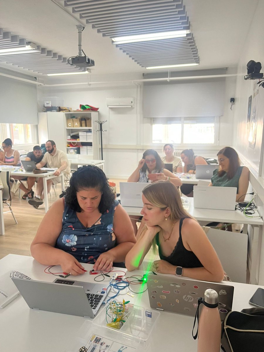 Durante la primera semana de julio en el <a href="/ctifmadrideste/">CTIF Este</a> estamos desarrollando el curso del #CAMPUSINNOVACION sobre #Crumble y su entorno de programación. Estas son algunas imágenes de la sesión 2 🤗 #IF_CMadrid 
#CodigoEscuela4_0_Madrid
