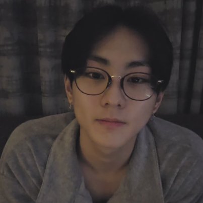 fatepdf's tweet image. jungwon in glasses gets me every single time