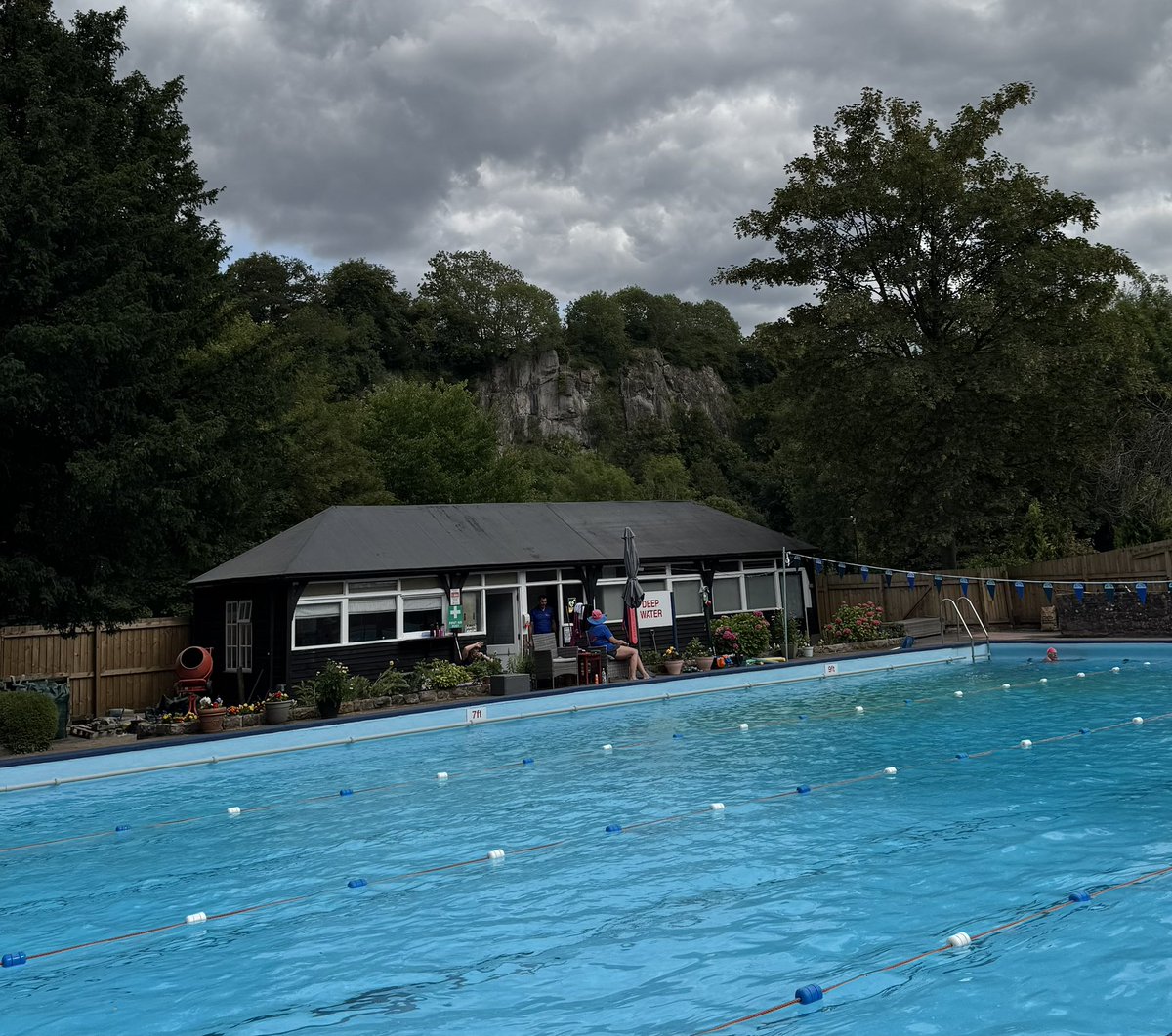 Watching hubby enjoy an open air swim (that’s High Tor in the background) 🏊 😊