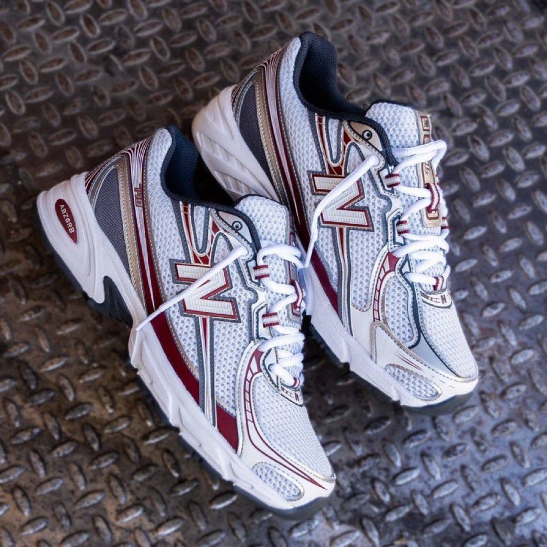 snkr_twitr's tweet photo. AD: $56.99 each at checkout 
New Balance 740

- Men 
White/Mercury Red https://t.co/4NF6jFCdky
Slate Grey/Blue Agate https://t.co/iv90W2Hmw9

- WMNS 
White/Mercury Red https://t.co/TUhIdJ5pzM
Slate Grey/Blue Agate https://t.co/ONzLOr3fPF https://t.co/kFPoFVBIti
