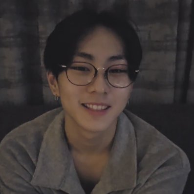 fatepdf's tweet image. jungwon in glasses gets me every single time