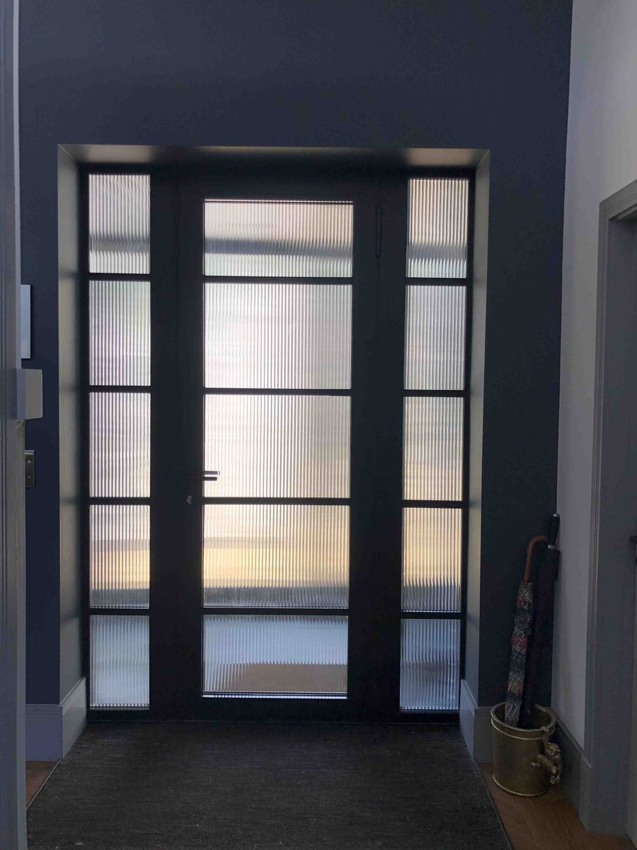 amyajdesigns's tweet photo. Here's a recent install of reeded glass effect decorative window film. This is the 1/2" film, and a 1/4" option is also available.

Also shown is frosted vinyl. We created this bespoke patterned design and cut it away from the material, allowing lots of daylight in. https://t.co/6uVDt3I4c5