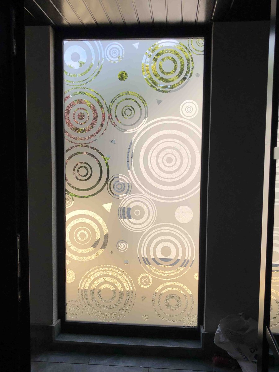 amyajdesigns's tweet photo. Here's a recent install of reeded glass effect decorative window film. This is the 1/2" film, and a 1/4" option is also available.

Also shown is frosted vinyl. We created this bespoke patterned design and cut it away from the material, allowing lots of daylight in. https://t.co/6uVDt3I4c5