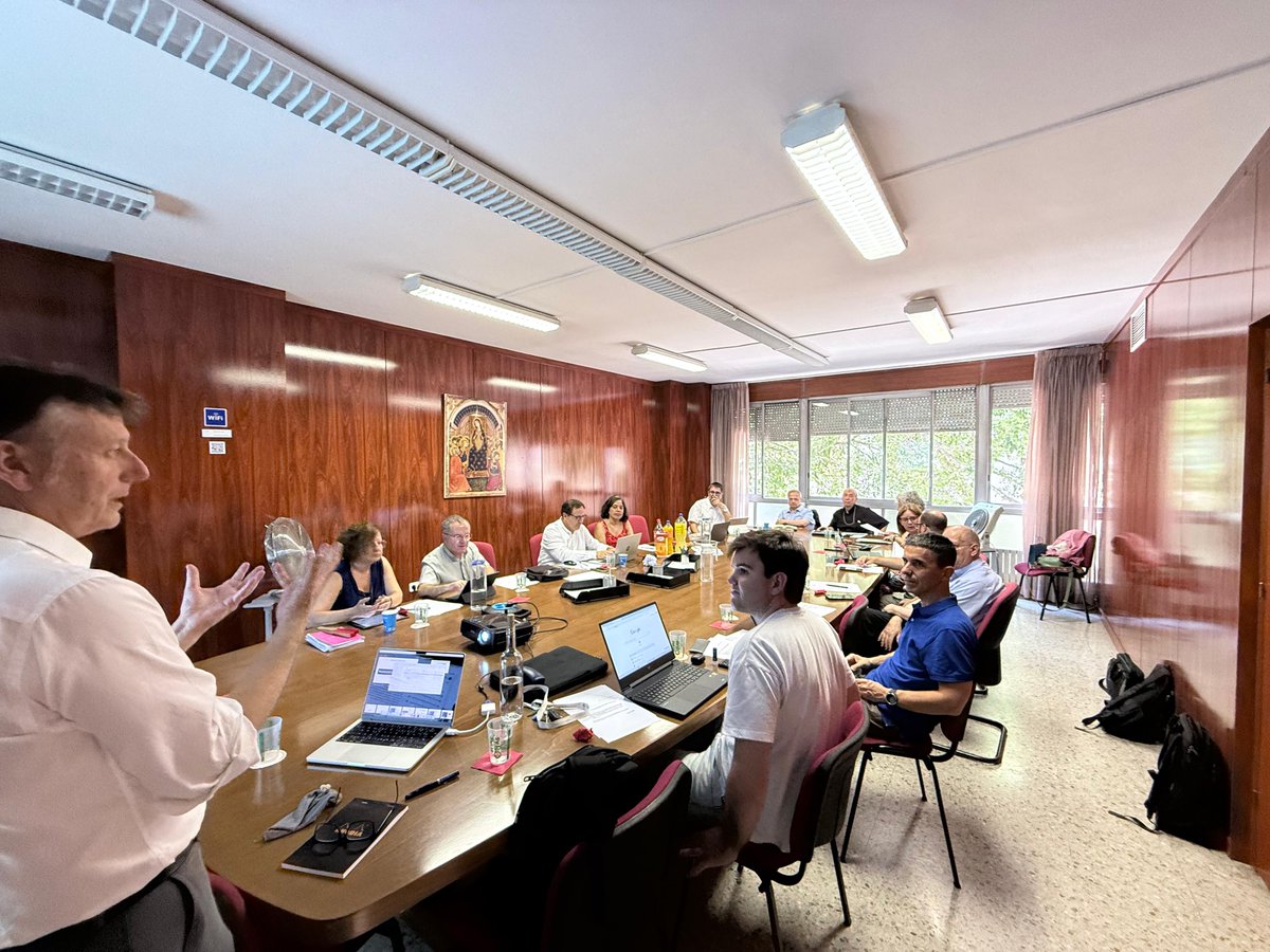 Ramon Bassas (@ramonbassas) on Twitter photo Avui he compartit una estona amb el servei interdiocesà de mitjans de comunicació de l'Església catòlica catalana, presidit pel bisbe Mons. Salvador Giménez. Hem parlat d'<a href="/afersreligiosos/">Afers religiosos</a> i de tot plegat. Ha sigut al final d'una formació impartida pel Dr <a href="/xvilasis/">Xavier Vilasis</a> sobre IA. Avui he compartit una estona amb el servei interdiocesà de mitjans de comunicació de l'Església catòlica catalana, presidit pel bisbe Mons. Salvador Giménez. Hem parlat d'<a href="/afersreligiosos/">Afers religiosos</a> i de tot plegat. Ha sigut al final d'una formació impartida pel Dr <a href="/xvilasis/">Xavier Vilasis</a> sobre IA.