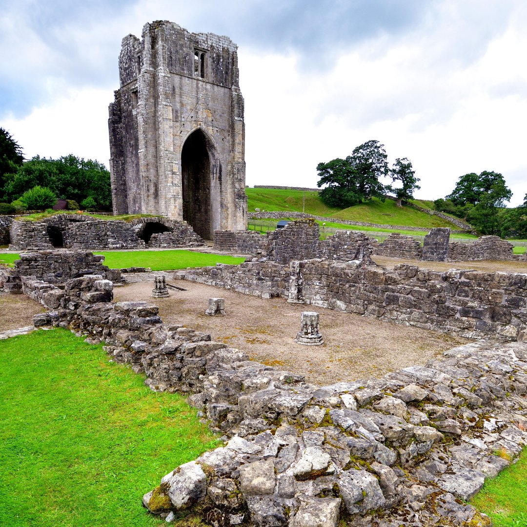 EnglishHeritage's tweet image. Slow strolls and beautiful ancient architecture. Which abbey is calling you for a summer day out?
📍 Roche Abbey, Shap Abbey, Whitby Abbey.
