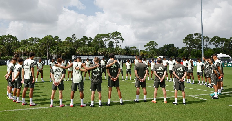 realmadrid's tweet photo. Minuto de silencio antes del entrenamiento en memoria de Diogo Jota y de su hermano André Silva.
#RealMadrid