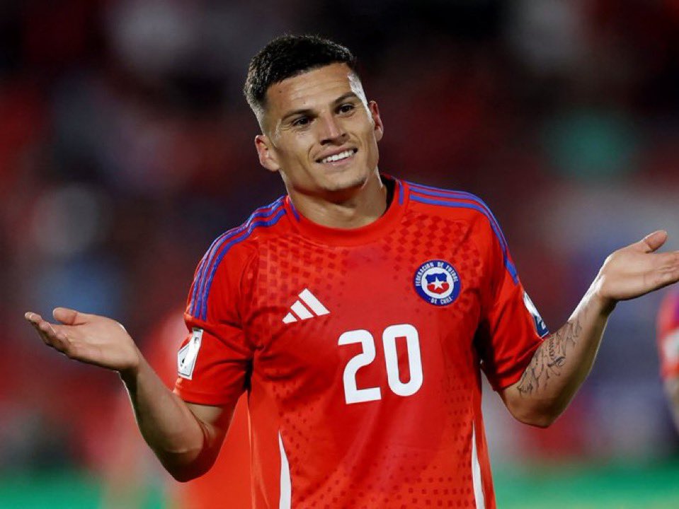 Eze_Azcona's tweet photo. Entre 4 y 5M por el 70% son los números que se manejan. La oferta de River ronda los 4M, las pretensiones del cacique son 5M. 

Está descartado la adquisición del 100% porque Colo Colo quiere quedarse con un porcentaje. 

Fue adelanto en @Redonda_Sport el lunes. https://t.co/wqwhhBGVF0