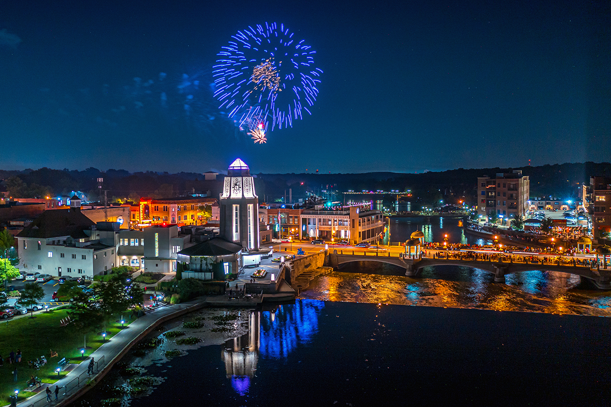 Get ready to celebrate! St. Charles is lighting up the sky Friday evening for the Fourth of July with a spectacular fireworks show launched at dark from Langum Park. 

🎆Complete event details: stcparks.org/july-4th/.
🚗Traffic Advisory: bit.ly/40A2rhI.