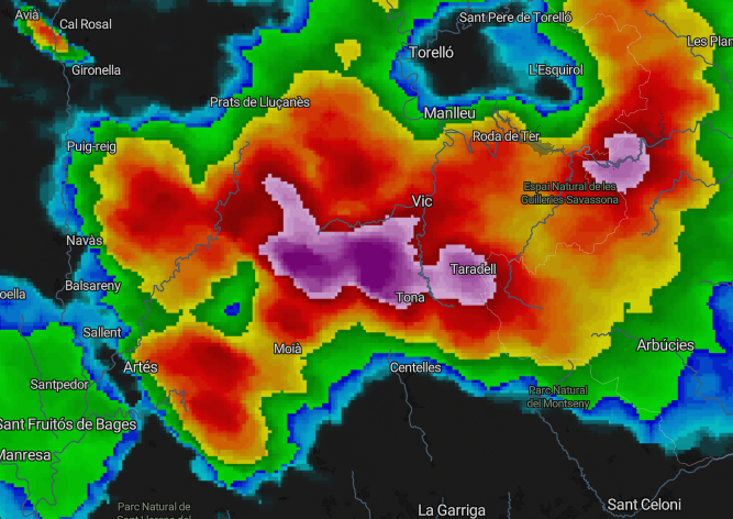 Otra vez tenemos una tormenta en la Plana de Vic (probablemente severa), con una posible signatura de hail spike⛈️
Esta tormenta puede ir acompañada de granizo de hasta 2cm.
#Meteo #Weather #euwx #severewx #Tempesta