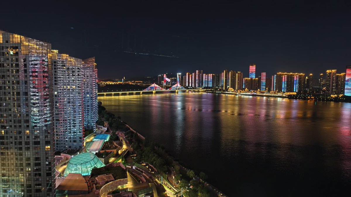 上海的夜景比长沙更朴实一些