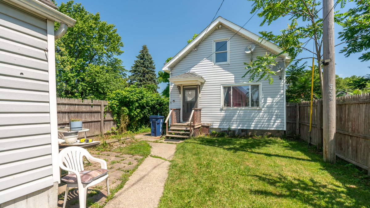 TheGiambraTeam's tweet photo. Discover 166 Elk St, a unique dual-home property perfect for multi-gen living or rental income! ✨ Fully updated with modern features &amp; a private fenced lot.
📅 Open House: Sat, July 5th, 11 AM - 1 PM
💰 Offers due: July 11th
See more: https://t.co/saE7e2nigv https://t.co/6dfwq8Q3Vz