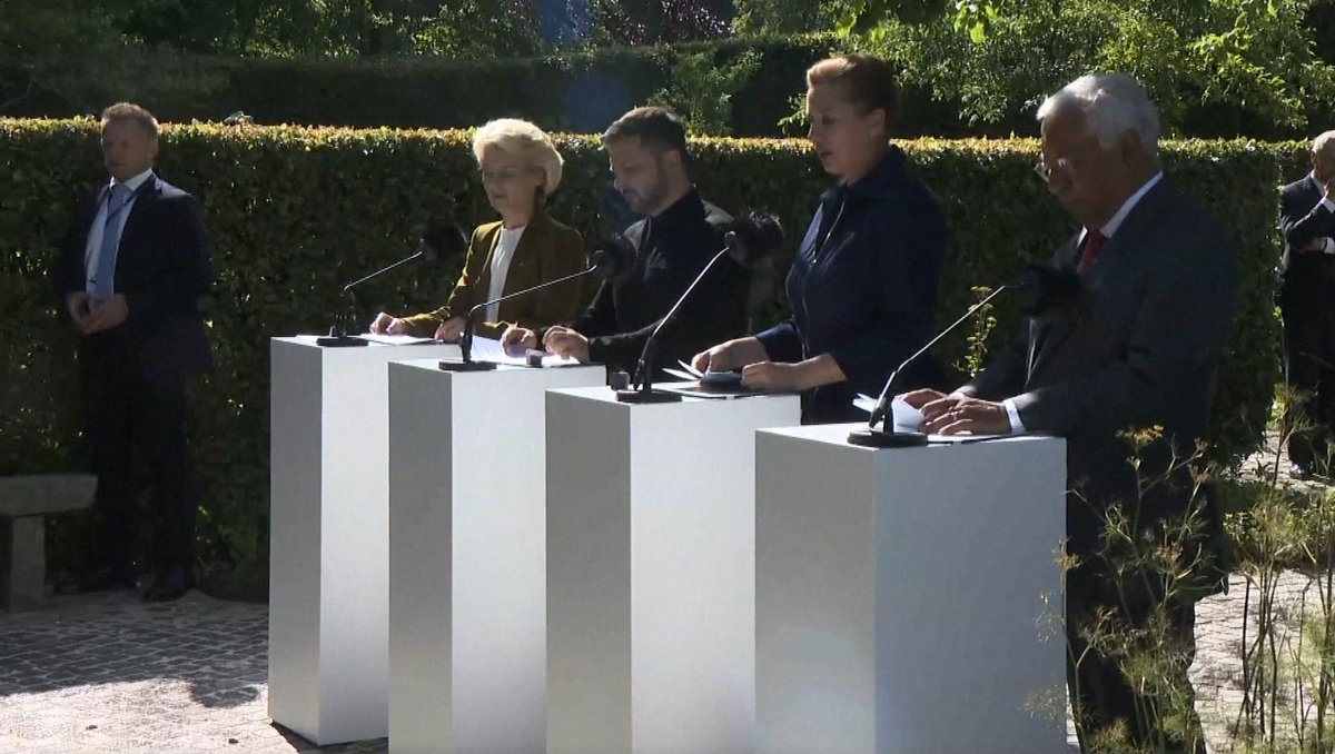 Thomas Østrup Møller (@botschafterdk) on Twitter photo In Aarhus findet heute der offizielle Auftakt zum dänischen EU-Ratsvorsitz statt.
Neben dem dänischen Königspaar & <a href="/EU_Commission/">European Commission</a>-Präsidentin <a href="/vonderleyen/">Ursula von der Leyen</a> ist als Zeichen der ungebrochenen Solidarität auch Präsident <a href="/ZelenskyyUa/">Volodymyr Zelenskyy / Володимир Зеленський</a> unter den Ehrengästen. 🇩🇰🇪🇺🤝🇺🇦 In Aarhus findet heute der offizielle Auftakt zum dänischen EU-Ratsvorsitz statt.
Neben dem dänischen Königspaar & <a href="/EU_Commission/">European Commission</a>-Präsidentin <a href="/vonderleyen/">Ursula von der Leyen</a> ist als Zeichen der ungebrochenen Solidarität auch Präsident <a href="/ZelenskyyUa/">Volodymyr Zelenskyy / Володимир Зеленський</a> unter den Ehrengästen. 🇩🇰🇪🇺🤝🇺🇦
