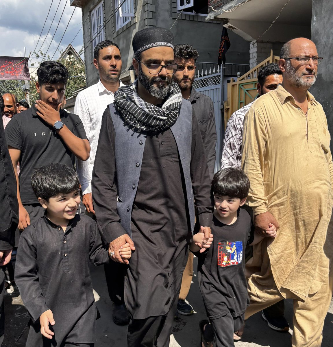 Office_ASRM's tweet photo. Participation in Muharram processions and visits to different Sabeels in Srinagar and Budgam continued today. To be among the faithful during these solemn days of remembrance and reflection is a great honour. https://t.co/YHKhHJa1lb