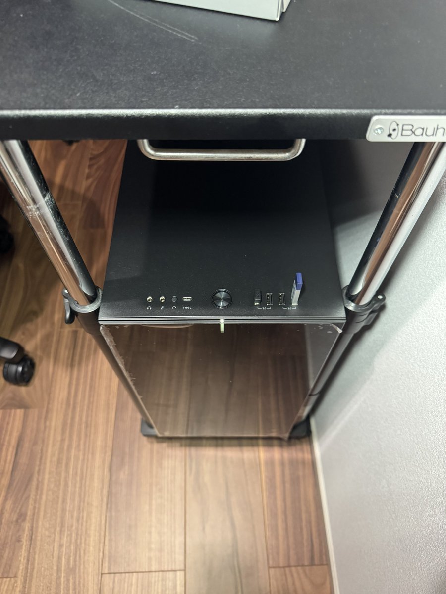 umiush1's tweet photo. 前から持ってたキャスターラックに余白無しで収まった。前面のカバーが開かないかと思ったが変態的なヒンジ機構で開いても横に膨れてこない。素晴らしい。 https://t.co/SZL8xNPFPp