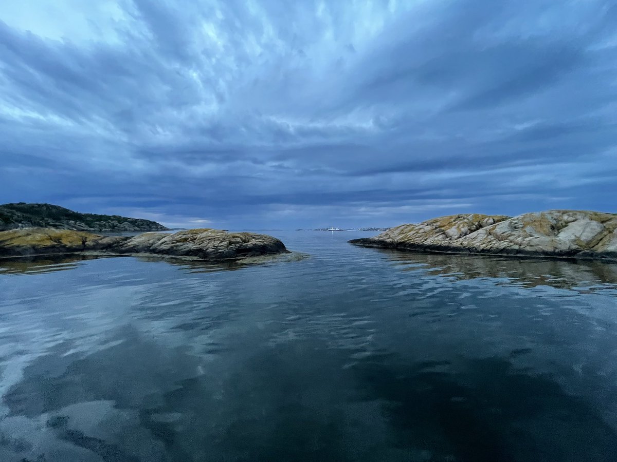 Sådana här sommarkvällar lever jag på under resten av året. Granit och saltvatten. Sveriges enda hav.
