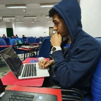 Decenas de empresas tienen contratado al mismo empleado.

Soham Parekh, un "desarrollador", ha sido pillado compaginando montones de trabajos remotos. 
Básicamente, se hizo experto en pasar entrevistas y aguantaba en las empresas hasta que le echaran. 

Su objetivo: Maximizar su