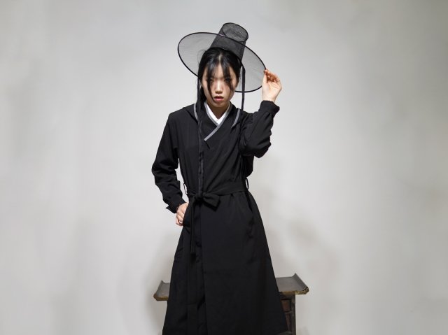 wayyuhanbok's tweet photo. 요즘 넷플릭스에 그거 유명하잖아요?
케이팝..데몬...헌터스...
거기 참 두루마기 멋지더라구요..

저희도 비슷한거 있는데 👀..
그냥.. 그렇다구요👀 https://t.co/xgNlSswxls