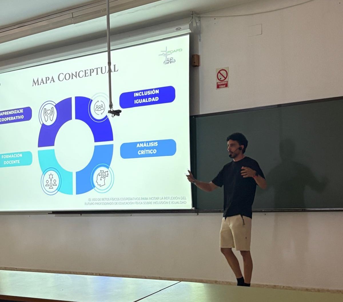 Exponiendo en el <a href="/CAfc2025/">CongresoAFC2025</a> el trabajo que desarrollamos en el MUFPES de <a href="/unileon/">Universidad de León</a>. "El uso de retos físicos cooperativos para incitar la reflexión del futuro profesorado en cuestiones de inclusión e igualdad"
