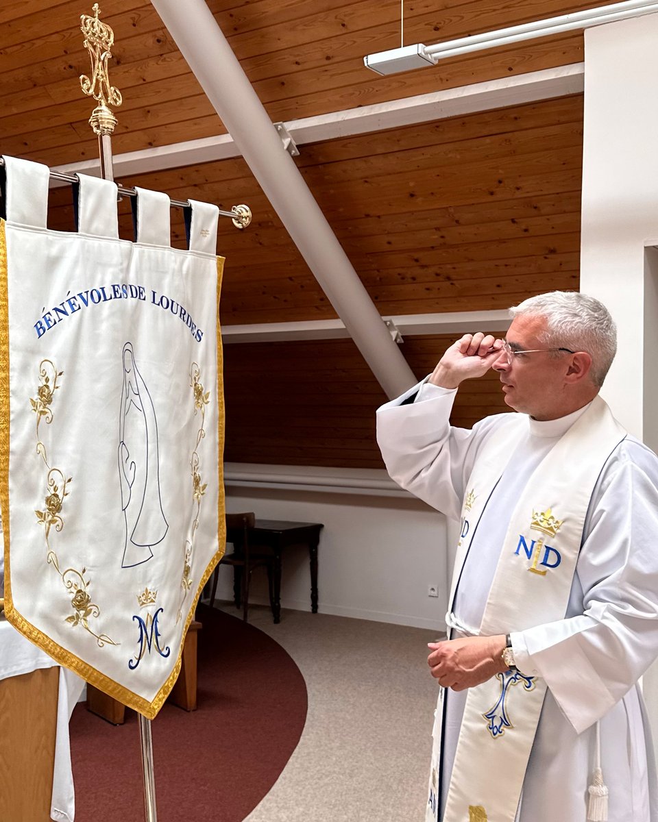 En la fête de saint Thomas, la nouvelle bannière des bénévoles a été bénie par Don Julien, chapelain du Sanctuaire.

Réalisée grâce à la générosité d’une bénévole venue des États-Unis, cette bannière a été confectionnée par la maison Finet à #Lourdes.