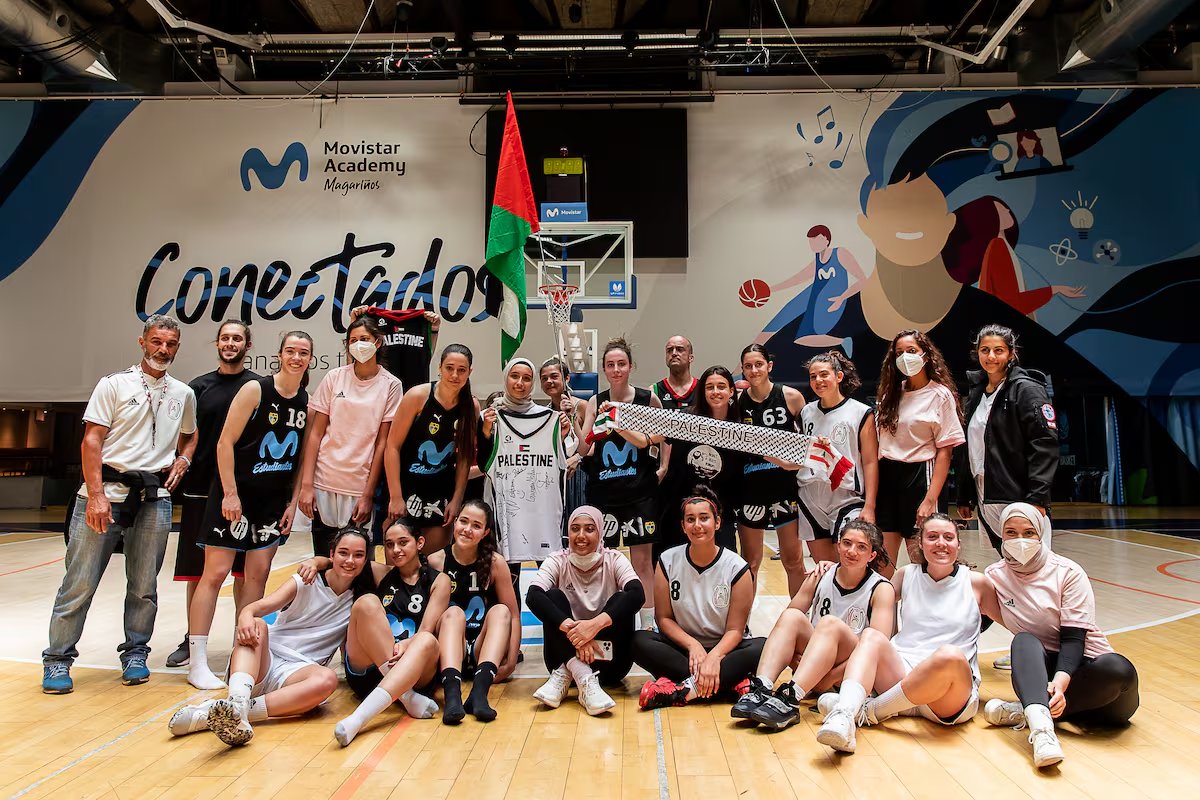 laurasturies's tweet image. Mañana, a las 19.30 h, estaré en la librería La Revoltosa de Xixón con @txellfeixas hablando de su libro &quot;Aliadas&quot;, del primer equipo femenino de baloncesto del campo de refugiados palestinos de Shatila (Líbano) y de cómo el #deporte nos abre a las #mujeres horizontes de libertad
