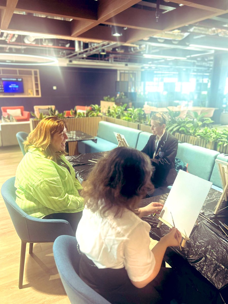 BalaamWood's tweet image. Pupils then headed to JLL, Real Estate Advisors, for a creative Sip &amp;amp; Paint session — a chance to reflect on the morning and discover the diverse careers within real estate! 🎨🏙️ #CareersInRealEstate #CreativeReflection