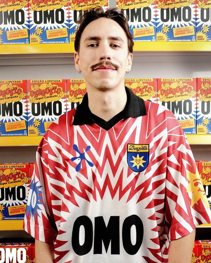 vishmidia's tweet photo. A OMO, marca tradicionalmente associada à limpeza, acaba de dar um passo inédito no universo da moda. 

Em parceria com a marca curitibana Desgosto, a empresa lançou sua primeira coleção de roupas, que aposta na nostalgia e na liberdade criativa. https://t.co/XmNH4n9l9h