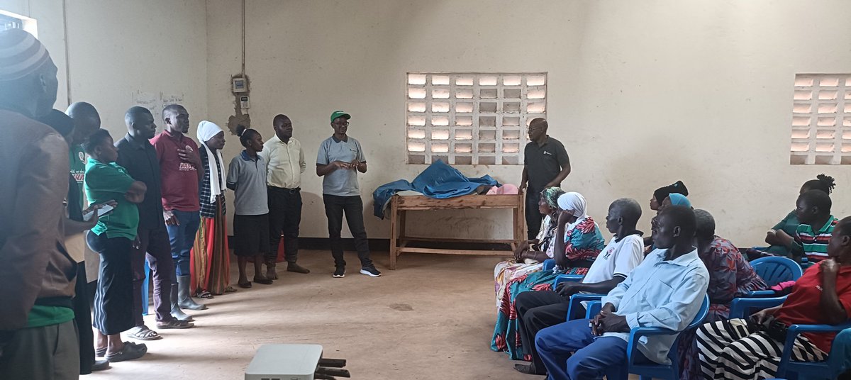 <a href="/ASARECA/">ASARECA</a> Program Officer in charge of Technology &amp; Innovation - Dr. <a href="/joshuaokonya/">Joshua OKONYA 🇺🇬</a> explains to farmers in Bugiri, Uganda the importance of digital services &amp; how they can be leveraged 2 access quality agricultural inputs &amp; market for farm produce <a href="/CGIARAfrica/">AICCRA</a>