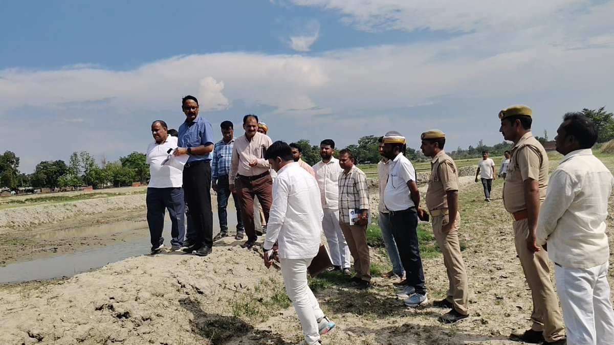 जिलाधिकारी महोदय द्वारा विकासखंड हैंसर बाजार के ग्राम पंचायत हकीमपुर में मनरेगा से कराए जा रहे पोखरा की खुदाई कार्य का निरीक्षण किया गया, सम्बन्धित को आवश्यक निर्देश दिया गया।