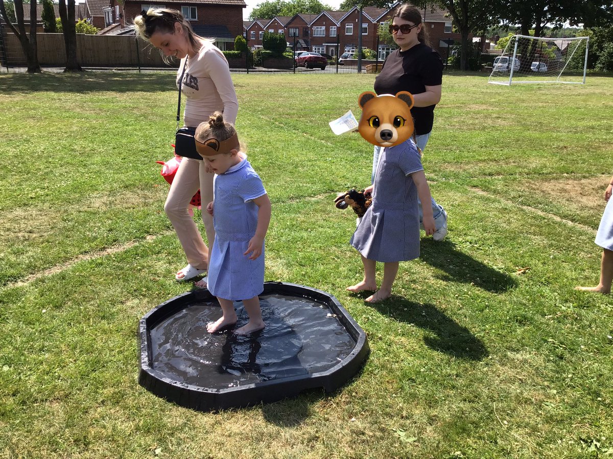 StPPPrimaryRec's tweet image. 🧸Our Reception class had a beary special Stay and Learn! We went on a bear hunt, tackled bear-themed activities, zoomed through an obstacle course, and ended with a lovely picnic. Sharing it all with our special people made it even more magical! #TeddyBearsPicnic #EYFSFun