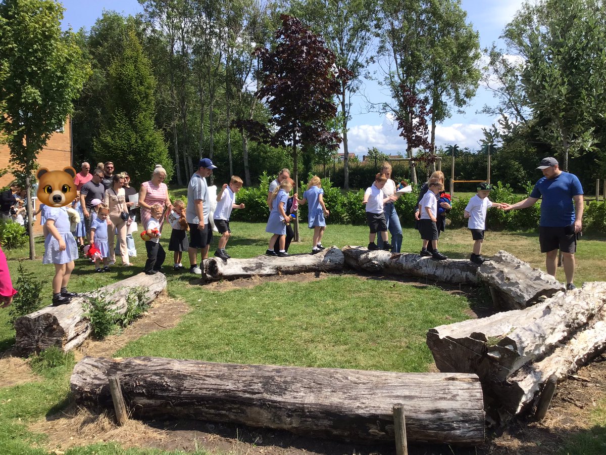 StPPPrimaryRec's tweet image. 🧸Our Reception class had a beary special Stay and Learn! We went on a bear hunt, tackled bear-themed activities, zoomed through an obstacle course, and ended with a lovely picnic. Sharing it all with our special people made it even more magical! #TeddyBearsPicnic #EYFSFun