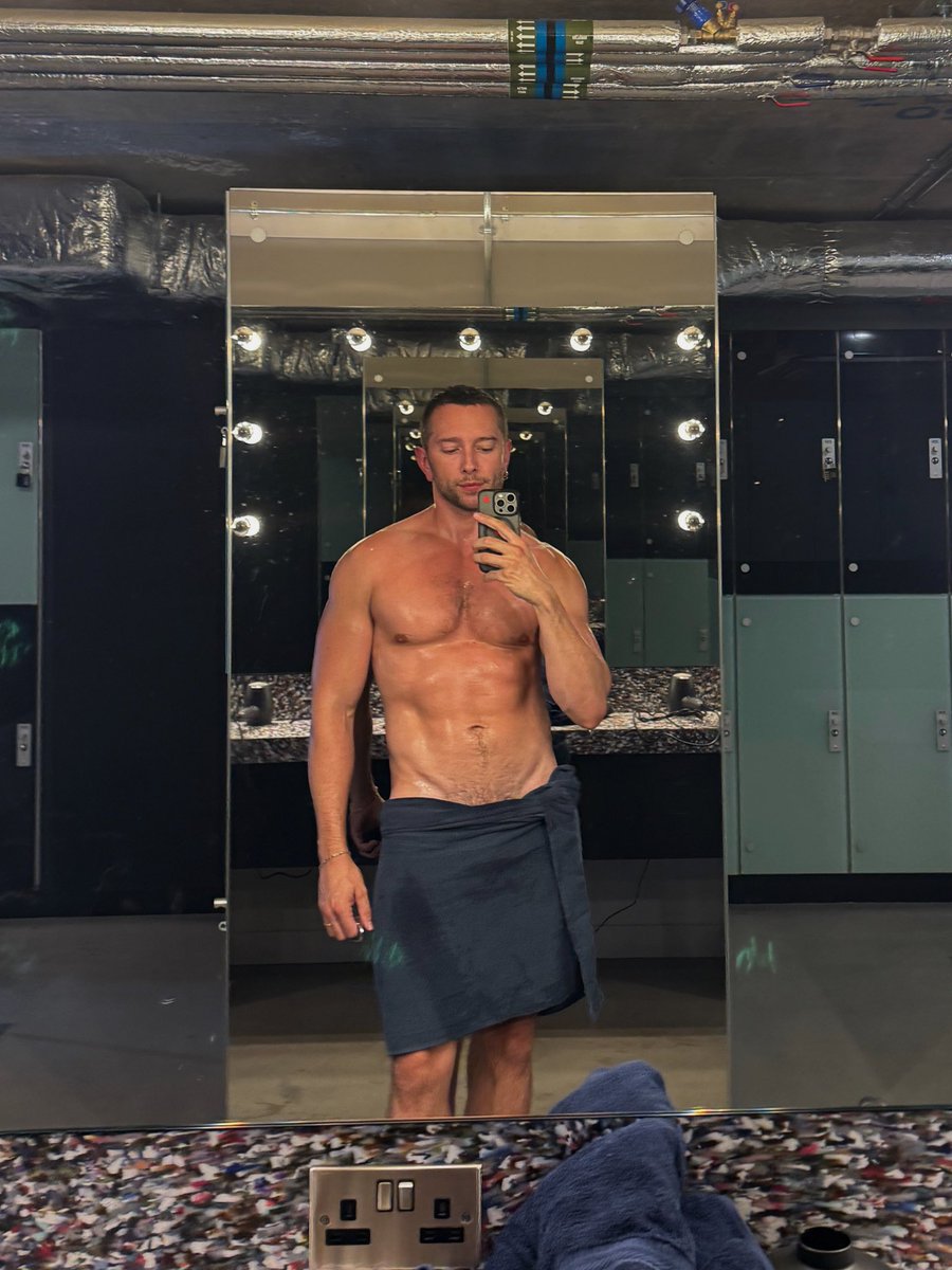 Jonathan Bailey if you read this im free on Thursday night and would like to hang out. Please respond to this and then hang out with me on Thursday night when I’m free.