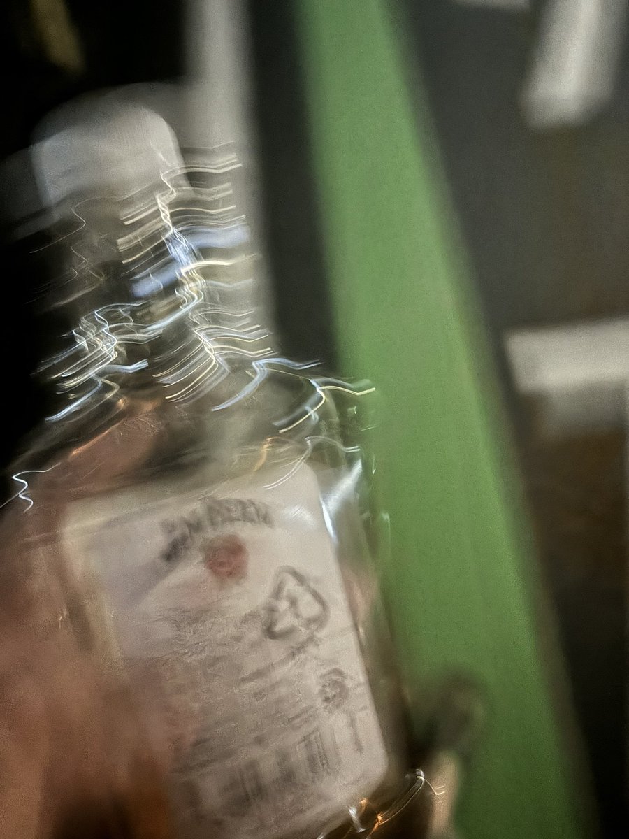 やばい、一人で飲もうが友達と飲もうが変わんねぇ、だんだん酔えるまでの量が増えてってる、本当銅ストレス解消仕方教えてほしいらほんとにアル中確定で、やばい
イキリじゃない、友達にそういう人いないから本気で知りたい、クラロワじゃストレス解消ならないから本気で同胞の知りたい