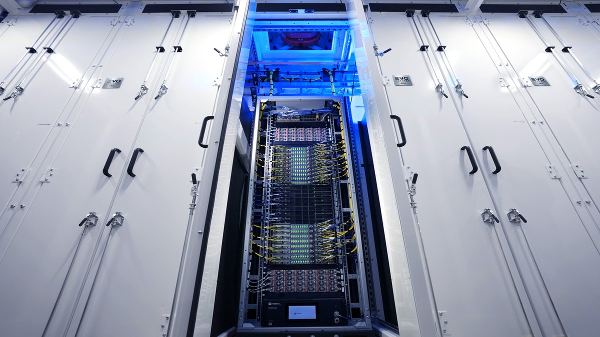 CoreWeave's tweet image. We’re the first cloud provider to bring up the @NVIDIA GB300 NVL72, delivering up to 50x inference throughput and 10x user responsiveness for next-gen AI.
Built in collaboration with @Dell and @Switch. The future of AI is now.
🔗coreweave.com/blog/coreweave…