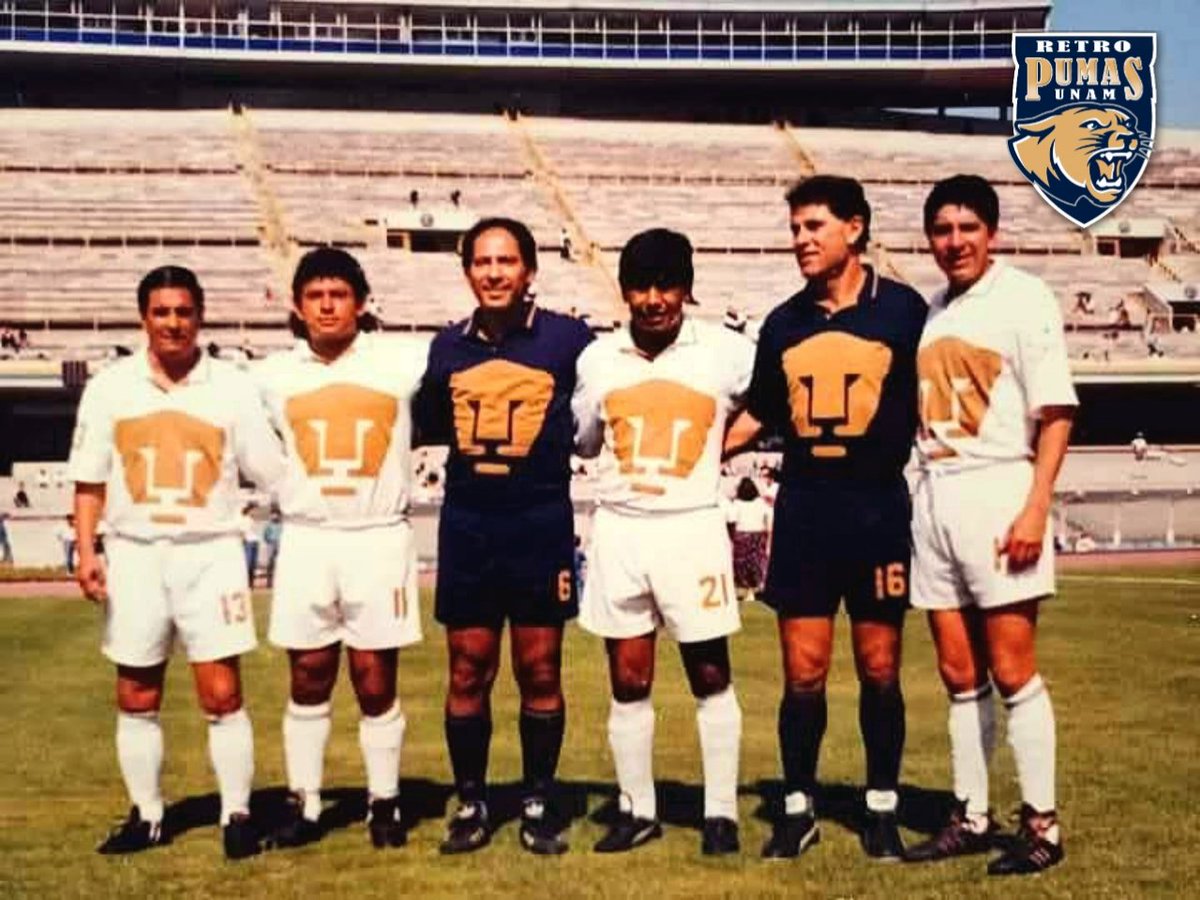 Con motivo de los sesenta años de Pumas, se realizó un partido amistoso donde se reunieron diversas figuras del club.
En la #FotoRetro aparecen Oswaldo Castro "Pata bendita", Germán Tello, Cabinho, Marco Antonio Luque, Manuel Manzo y Javier Barajas QEPD.