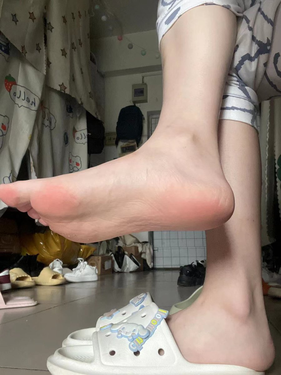 #压榨 #吸金 #ATM奴 #女s #上贡  #人形提款机 #金钱压榨 #男m #账单奴  #工资奴 #匿名贡 #绿帽奴 #白丝足底 贱狗爬过来脚底下