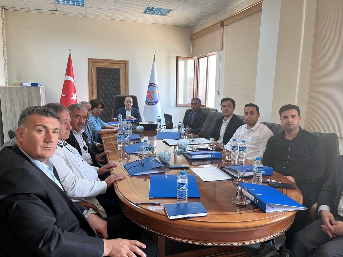 Karaçoban İlçe Sosyal yardımlaşma ve dayanışma vakfı mütevelli heyeti toplantısı yapıldı. Kaymakamımız başkanlığında yapılan toplantıda yardım talepleri değerlendirildi.Bu kapsamda, 77 diğer aile yardımı, 4 engelli aylığı, 11 yaşlı aylığı ve 2 barınma yardımı karara bağlanmıştır.