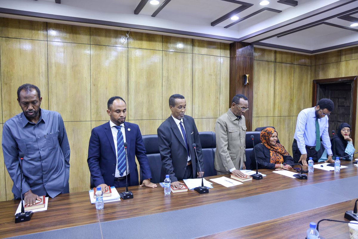 Kulanka guddiga joogtadda ee Golaha Shacabka ayaa lagu dhaariyay Xildhibaanadda kala Cabdullaahi Maxamed Cali Sanbaloolshe, Cabdulqaadir Maxamuud Maxamed, Cabdikariim Maxamed Diiriye iyo sidoo kale wasiir kuxigeenka cusub ee wasaaradda Gaashaandhiga Mudane Idiris Cusman Xaji Cali