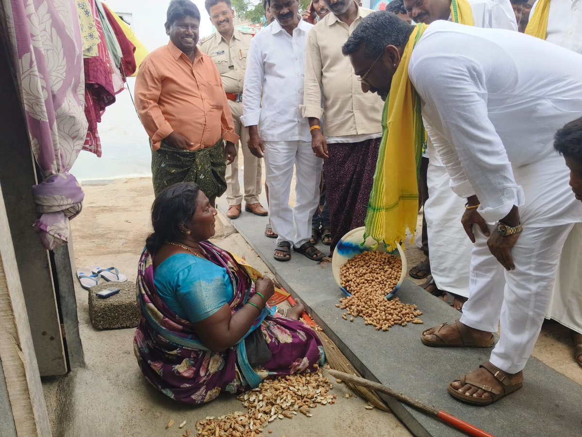 KEOfficial123's tweet photo. పత్తికొండ మండలం, చందోలి గ్రామంలో.. సుపారీ పాలనలో - తోలి అడుగు ఇంటింటికీ వెళ్లి గ్రామస్థుల సమస్యలు గుర్తించి, వాటిని పరిష్కరించేందుకు కృషి చేయడం జరుగుతోంది.
#AndhraPradesh #ChandrababuNaidu #Pattikonda #Pulikonda #SuperGovernance #TDP #DevelopmentSchemes #PublicOutreach #NTRBharosa #ThallikiVandanam #DeepamScheme