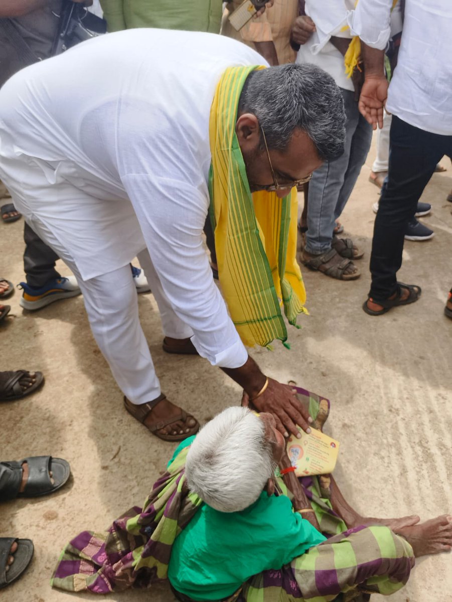 KEOfficial123's tweet photo. పత్తికొండ మండలం, చందోలి గ్రామంలో.. సుపారీ పాలనలో - తోలి అడుగు ఇంటింటికీ వెళ్లి గ్రామస్థుల సమస్యలు గుర్తించి, వాటిని పరిష్కరించేందుకు కృషి చేయడం జరుగుతోంది.
#AndhraPradesh #ChandrababuNaidu #Pattikonda #Pulikonda #SuperGovernance #TDP #DevelopmentSchemes #PublicOutreach #NTRBharosa #ThallikiVandanam #DeepamScheme