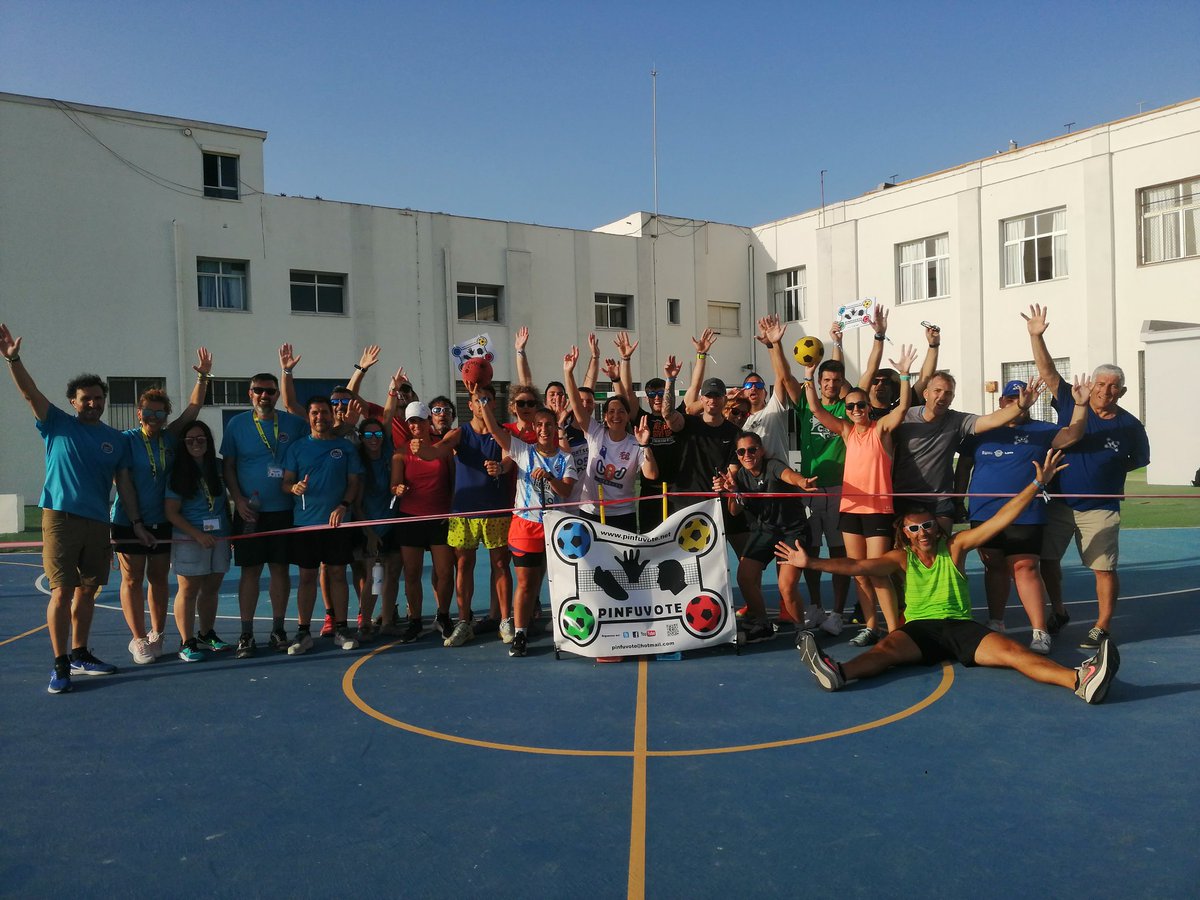 Tarde espectacular jugando a PINFUVOTE, pero.... Ahora juegan profesores/as participantes en el <a href="/CAfc2025/">CongresoAFC2025</a> en el patio del CEIP SANTA TERESA en La Caleta (CÁDIZ).