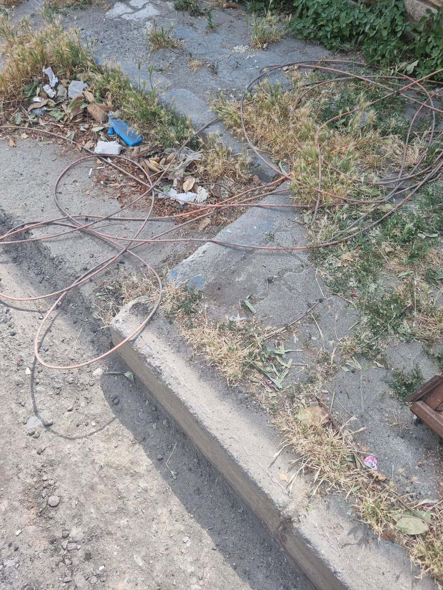 ogunozgur9's tweet photo. @uskudarbld @TTDestek Sizin belediyeniz kazdı ama kabloları Türk telekom işini düzgün yapmamakla sıkıntı yaratıyor. Siz ise baştan savma iş yaparak kablo, su borusu ne varsa kepçeyle dalıyorsunuz.  Kazı yapan ekiplerinize sorunca ah be yanlışlıkla yaptık cevabı alıyoruz? https://t.co/WWj2xiPkX3