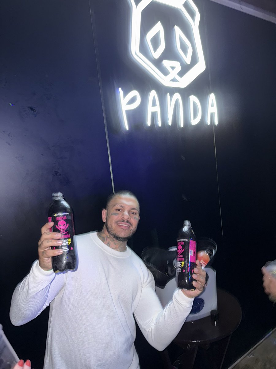 sou a cara da mansão maromba 

Calvo 
Sem lente , dente amarelo 
Tatuagem na cara 
Barrigudo 
Nariz de porco 

se você não estiver preparado pra ter sua skin sendo detalhada, não post foto com o drink da mão, existe um ritual, tudo é zoeira com um pouquinho de verdade, calma