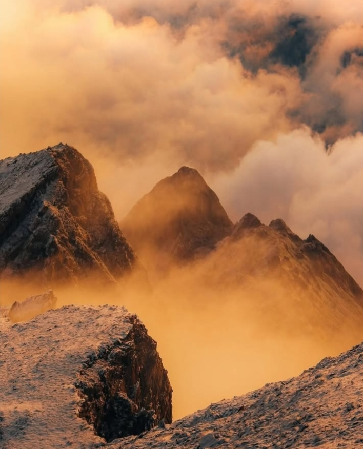Where the earth kisses the sky ⛰️✨
Golden peaks emerging from a sea of clouds — a surreal moment where nature feels like a dream you don’t want to wake up from.

📸 Credit: @marinaweishaupt via @nomadict

#MountainDreamscape #AboveTheClouds #GoldenPeaks #AtmosphericVibes