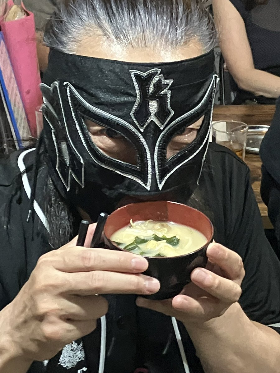crDZVDEgLPUE5to's tweet photo. K666選手

マスクマンが味噌汁を食べ飲みを見られるのはたかところイベントだけ！
これがたかところイベントだー！
#pr666
#プロレス
#プロレスファン
#K666 https://t.co/YGT3ecPgLJ