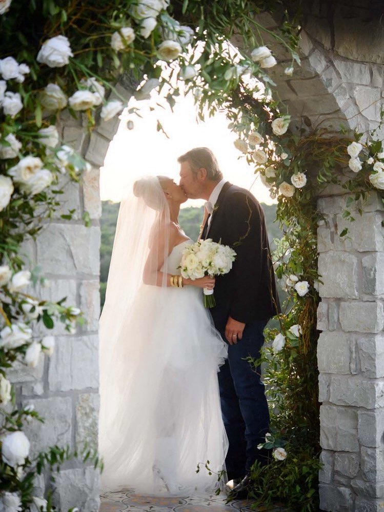 blakeshelton's tweet image. My pretty girl... I'm the luckiest man to be married to you and to know you. I love you @gwenstefani!!!!!! Happy anniversary!!!!