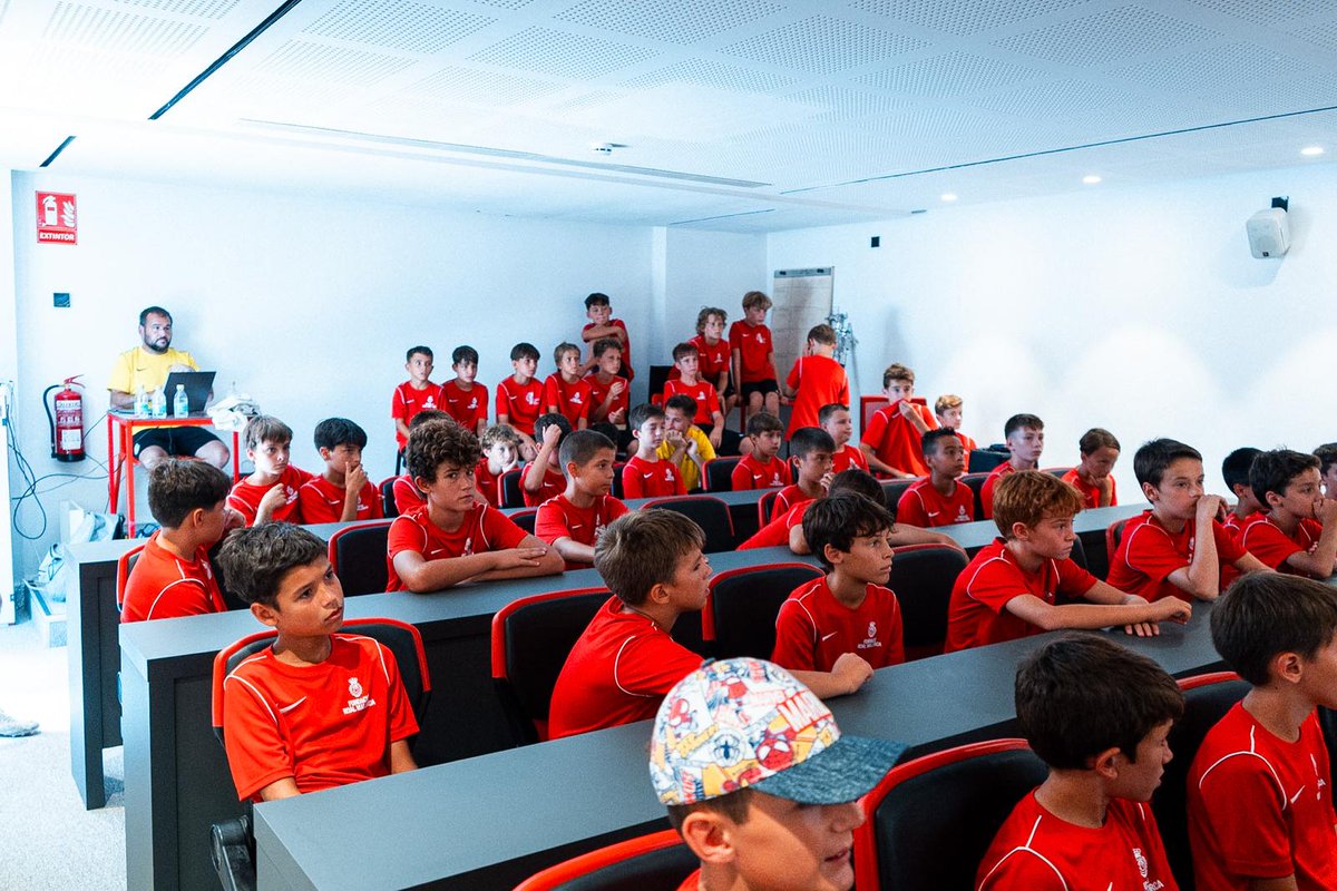 ❤️‍🔥🫂 Martí i Juanma, jugadors del nostre equip 𝐆𝐞𝐧𝐮𝐢𝐧𝐞, han visitat el campus de la Fundació per explicar els nins i nines què és LaLiga Genuine, les seves experiències i tots els valors que es transmeten a la competició.

Moltes gràcies, cracks! 😁