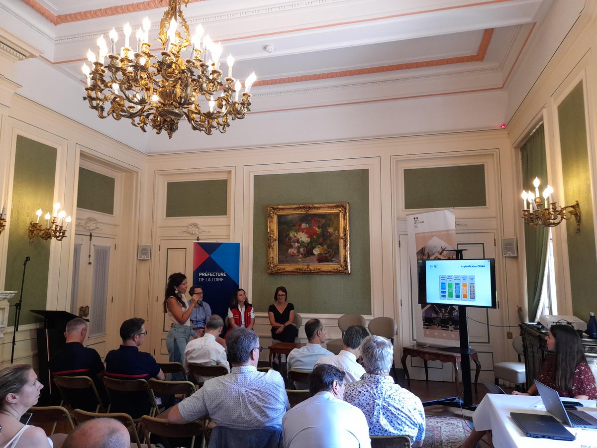 ARS Auvergne-Rhône-Alpes (@ars_ara_sante) on Twitter photo #GestionCrise📍42 | Participation de l’ARS au séminaire gestion de crise de la <a href="/Prefecture42/">Préfet de la Loire</a>
➡️ Objectif : mieux se connaître entre services pour une réponse coordonnée en cas de crise
🩺 L’ARS a présenté ses missions SSE : soins, médico-social, eau, planification de crise.. #GestionCrise📍42 | Participation de l’ARS au séminaire gestion de crise de la <a href="/Prefecture42/">Préfet de la Loire</a>
➡️ Objectif : mieux se connaître entre services pour une réponse coordonnée en cas de crise
🩺 L’ARS a présenté ses missions SSE : soins, médico-social, eau, planification de crise..