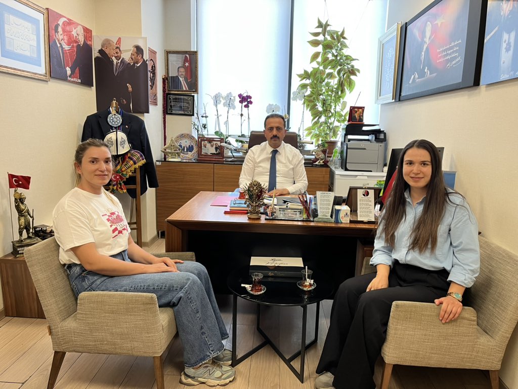 T.C. Cumhurbaşkanlığı Koruma Daire Başkanlığında Komiser olarak görev yapan Sn Gülenay Karakaya ve Aksaray İl jandarma Komutanlığında Astsubay olarak görev yapan Sn Yağmur Karakaya Yılmaz hanımefendilerin nazik ziyaretlerinden dolayı teşekkür eder, kıymetli hemşehrilerime