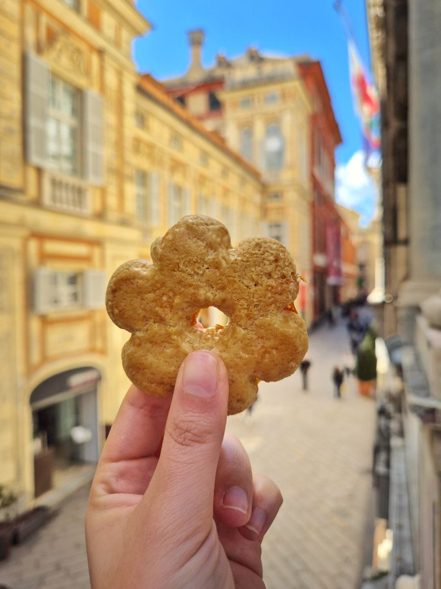 🍪 I canestrelli genovesi sono il dolce tipico da non perdere: friabili, a forma di fiore e coperti di zucchero a velo. 

Perfetti da gustare o portare a casa come souvenir autentico di Genova!